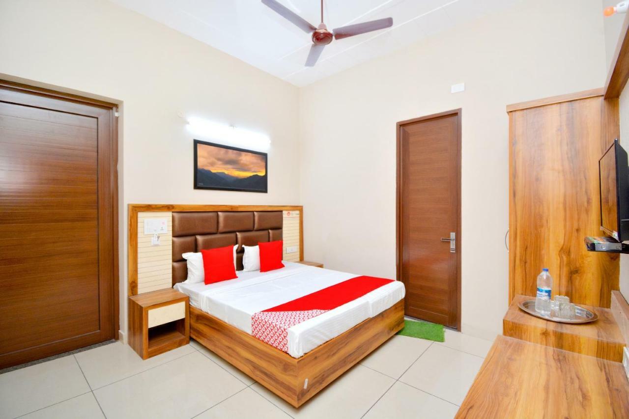 Hotel Oyo 40699 Grand Sokhi Tarn Taran Exterior foto